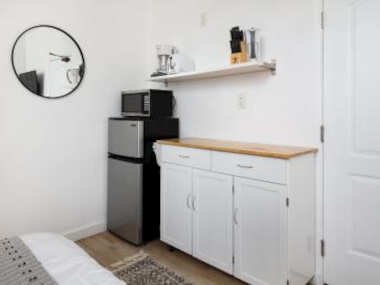 Minutes to Downtown and Elegant Studio