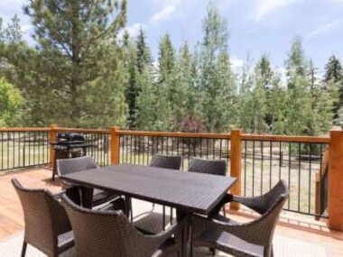 DoorMat Vacation Rentals – Sunset Chalet Hot Tub! Near Skiing, Zoo and Golf