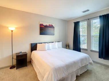 King Bed, Great Amenities, and Disney Calling You!