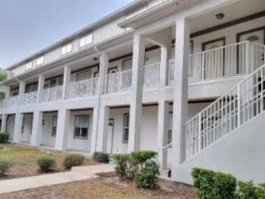 2 MASTER SUITES 8 people close to North Florida Regional Med , UF Health and Oaks Mall!!!