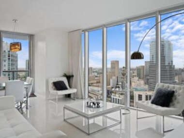 Luxurious Condo at ICON with Views