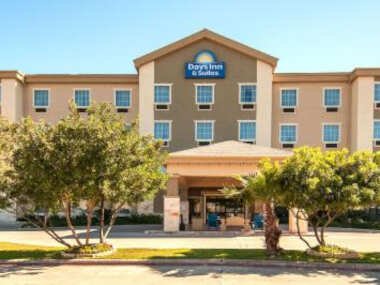 Days Inn & Suites by Wyndham San Antonio near AT&T Center
