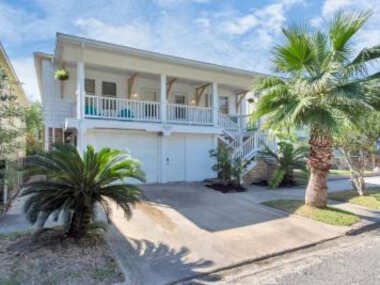 Cozy Historic Galveston House-8 min walk to beach!