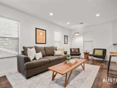 Modern Design in Renovated Apt Near Zilker Park