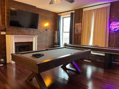 Downtown Loft Sleeps 6 – Pool Table Shuffleboard
