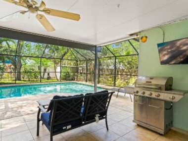 Dunedin Home Heated Pool Close to Gulf