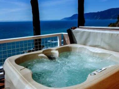 Gorgeous Oceanview, Hot Tub! Oceanfront! Shelter Cove, CA