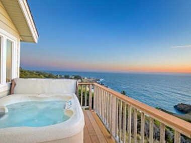 Spectacular Ocean View Penthouse Oceanfront! Hot Tub! Shelter Cove, CA