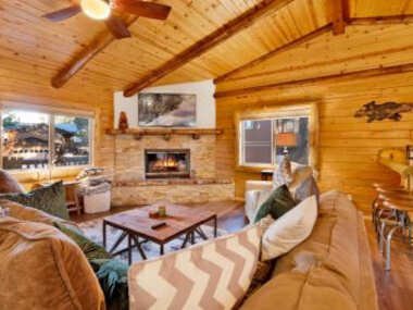 Moonridge Dreams- Cozy Central Log Cabin Retreat- Hot Tub- Minutes to Activities