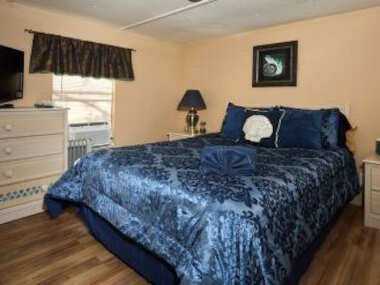 Room in Apartment – Pleasant Days Lodging Manatee Scallop Suite