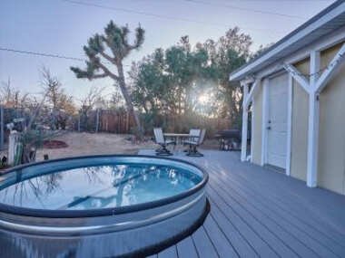 Saltwater Float Pool, Hot Tub, Sauna, Firepit, BBQ, Views, EV Chg,