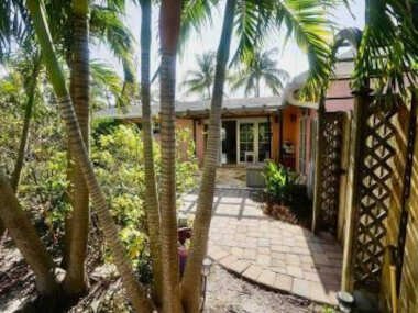 Delray Beach 2-Bed Family Home with Lush Private Yard