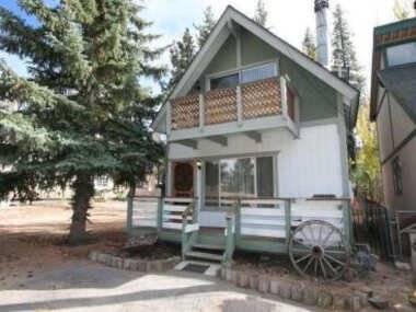 Village Hideaway – Perfectly cozy cabin with a beautiful location, walking distance to everything!