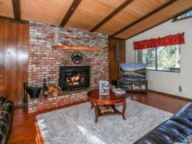 Treetop Falls – Great property close to the ski slopes, Close to everything Big Bear has to offer!