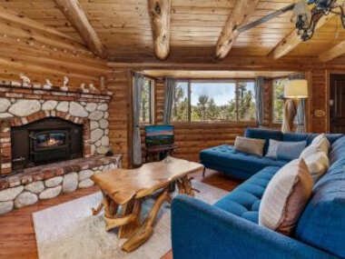 Amelie’s Chalet – Stunning log cabin home with game table and hot tub!