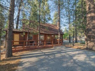 Rustic Pine – Rustic true log cabin with plenty of charm, Close to everything!