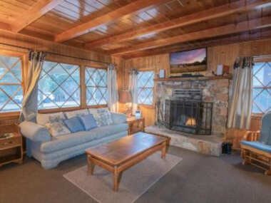 Sauer Suite – Cozy, rustic cabin walking distance to Holloway’s Marina with peek-a-boo lake views!