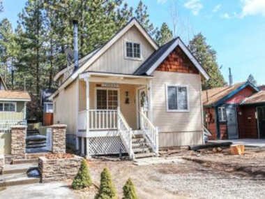 Our Cozy Cabin – Cute and cozy two story cabin close to the lake and the Village!