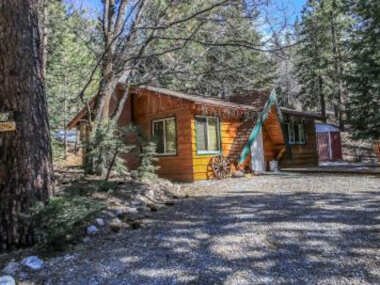 Owl Cabin – Sierra style cabin located on a quiet road in Fawnskin and backs up to National Forest!