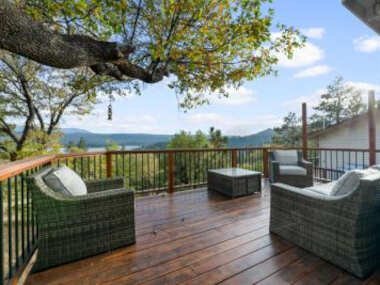 Oso Lago Lakeview – Charming, rustic cabin with breathtaking views of the lake and the mountain!