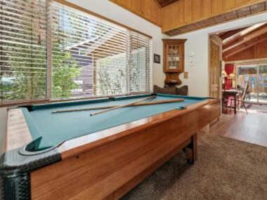 Catalina Retreat -Cozy mountain home in a tree filled neighborhood, plenty of games and a hot tub!