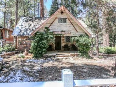 Cornerstone Cabin -Fun and cozy home with a hot tub that backs to the National Forest!