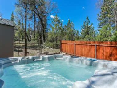 Little Brown Bear – Beautiful view, quiet area and an amazing hot tub!