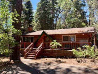 Fairy Hollow – Large front and back decks and fenced yard! Board games and wood burning fireplace!