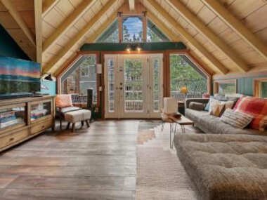 Forest Glen – Charming, cozy cabin getaway with Amazing Forest Views! A-Frame ceilings!