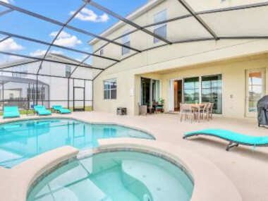 6BR Luxury Home w Pool Hot Tub and Games room