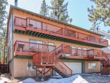 Brownie Bungalow – Enjoy this super cute condo within a short walking distance to Snow Summit!