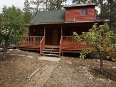 Canyon Cabin – A quaint cabin in a peaceful location yet close to Big Bear’s attractions!