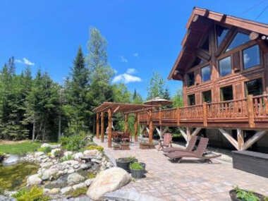 WML stunning log home in Bretton Woods, AC, 2-person Jacuzzi, indoor and outdoor fireplaces, & more!